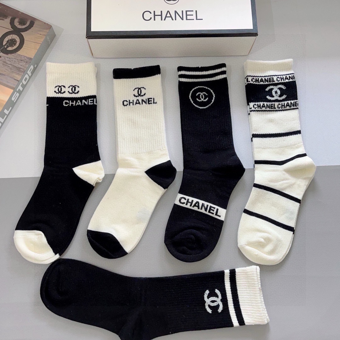 配包装（一盒5双）
CHANEL 香奈儿经典袜子❗️高版本纯棉材质柔软长筒袜 秒杀市场普通货，经典的双C