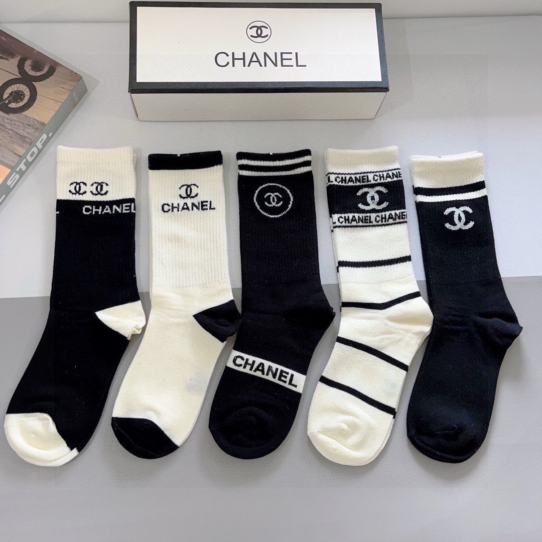 配包装（一盒5双）
CHANEL 香奈儿经典袜子❗️高版本纯棉材质柔软长筒袜 秒杀市场普通货，经典的双C