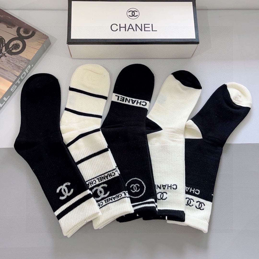 配包装（一盒5双）
CHANEL 香奈儿经典袜子❗️高版本纯棉材质柔软长筒袜 秒杀市场普通货，经典的双C