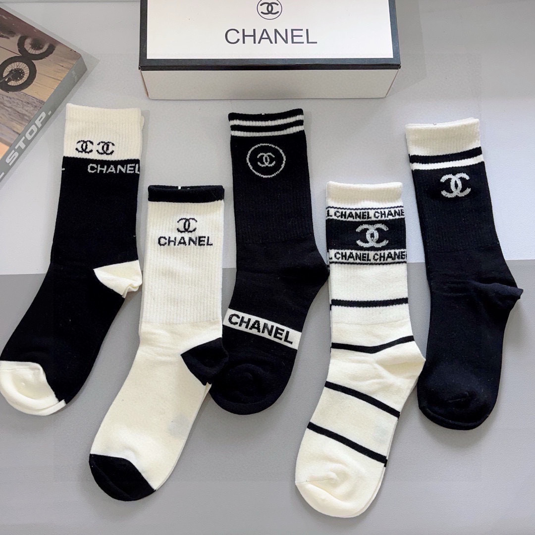 配包装（一盒5双）
CHANEL 香奈儿经典袜子❗️高版本纯棉材质柔软长筒袜 秒杀市场普通货，经典的双C