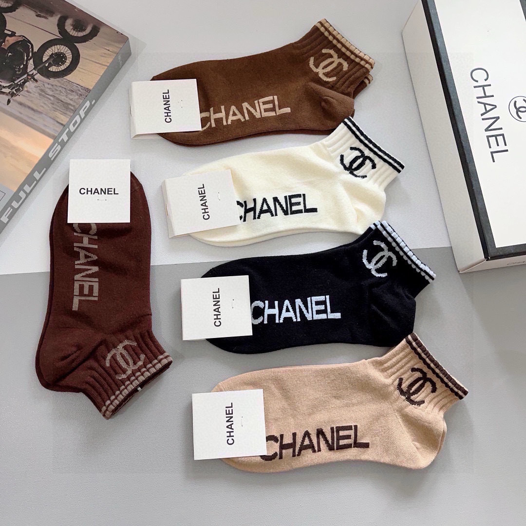 配包装（一盒5双）
CHANEL（香奈儿） 新款高端袜子！爆款字母专柜同步船袜 袜子 💛大牌出街，潮人必