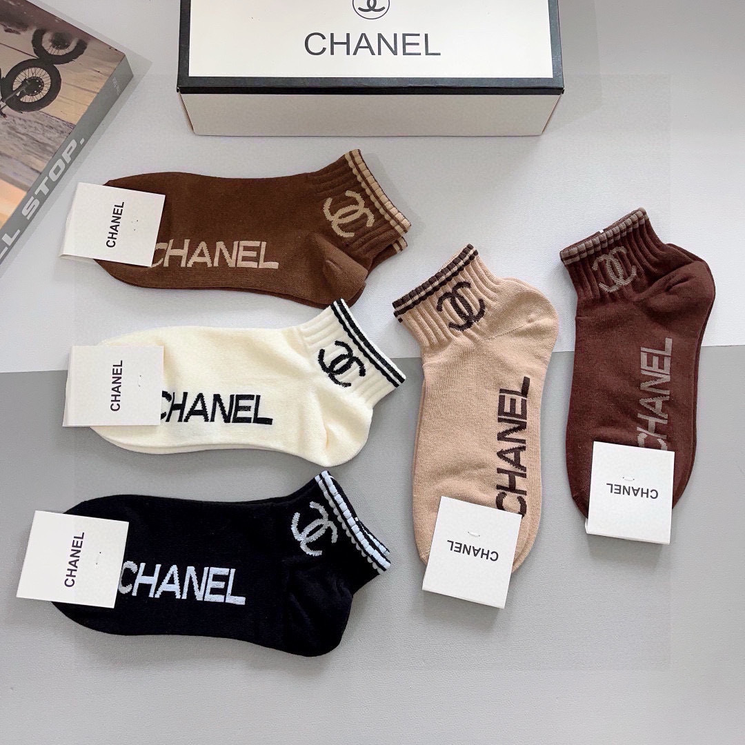 配包装（一盒5双）
CHANEL（香奈儿） 新款高端袜子！爆款字母专柜同步船袜 袜子 💛大牌出街，潮人必