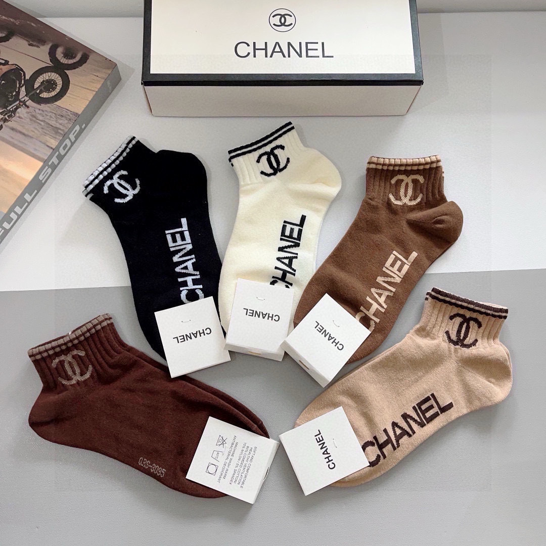 配包装（一盒5双）
CHANEL（香奈儿） 新款高端袜子！爆款字母专柜同步船袜 袜子 💛大牌出街，潮人必