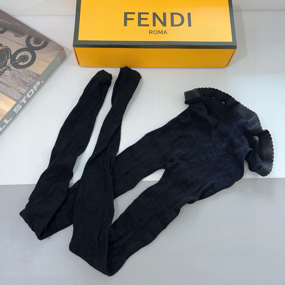 配包装（一盒1双）
FENDI 芬迪 爆款双F字母网袜 连裤袜🌟好看到爆炸 ，欧美大牌丝袜🔥
🌟潮人秋冬