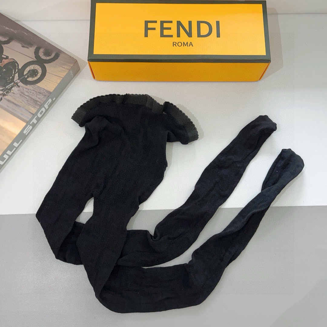 配包装（一盒1双）
FENDI 芬迪 爆款双F字母网袜 连裤袜🌟好看到爆炸 ，欧美大牌丝袜🔥
🌟潮人秋冬