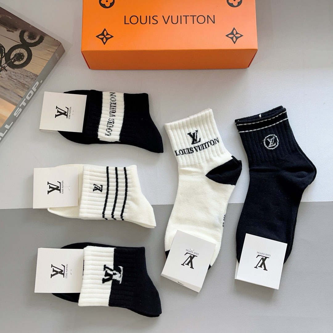 配包装（一盒5双）
 🌟 LV 路易威登 超火爆小单品，竹棉面料，潮人必备 爆款，经典字母logo中筒袜