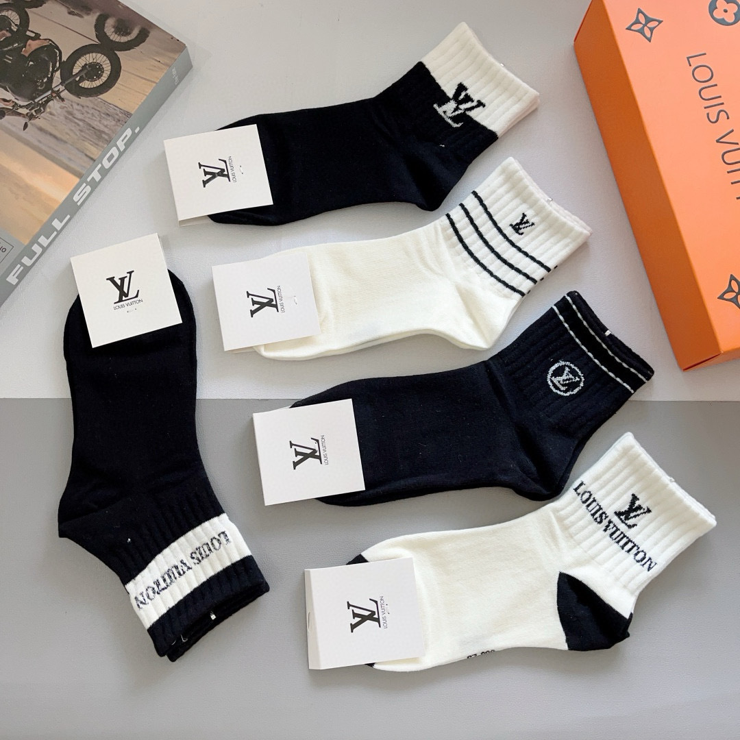 配包装（一盒5双）
 🌟 LV 路易威登 超火爆小单品，竹棉面料，潮人必备 爆款，经典字母logo中筒袜