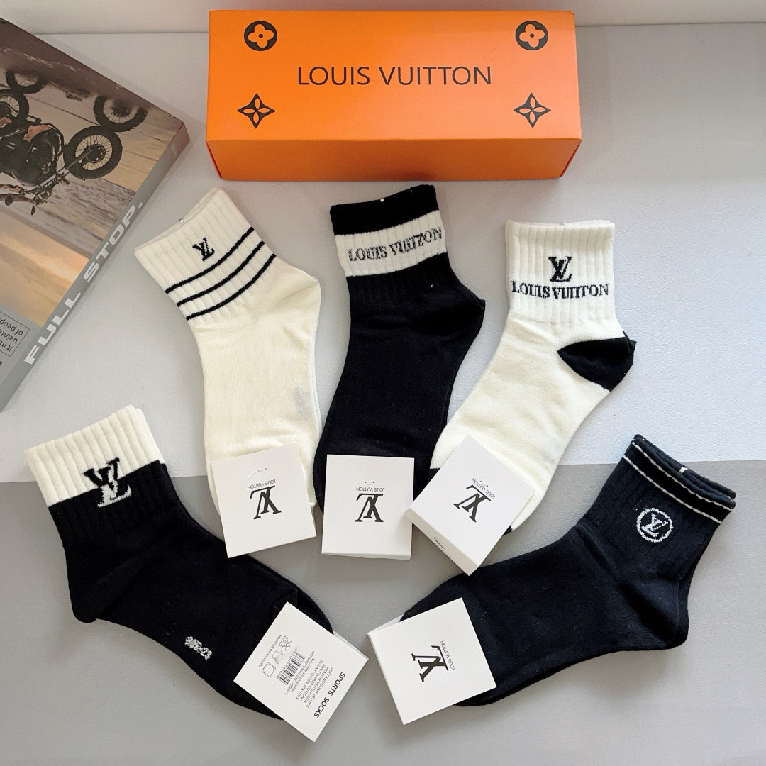 配包装（一盒5双）
 🌟 LV 路易威登 超火爆小单品，竹棉面料，潮人必备 爆款，经典字母logo中筒袜