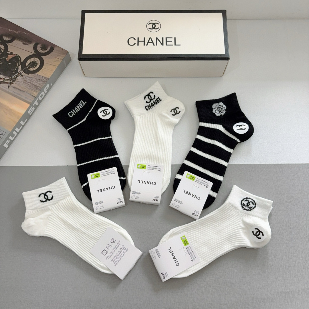 配包装（一盒5双）
CHANEL（香奈儿） 新款高端袜子！爆款字母专柜同步船袜 袜子 💛大牌出街，潮人必