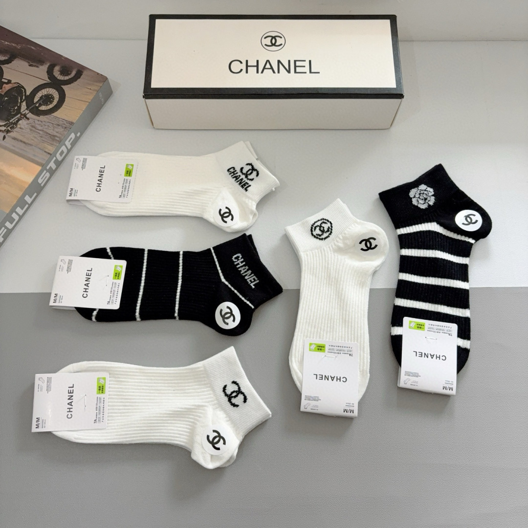配包装（一盒5双）
CHANEL（香奈儿） 新款高端袜子！爆款字母专柜同步船袜 袜子 💛大牌出街，潮人必