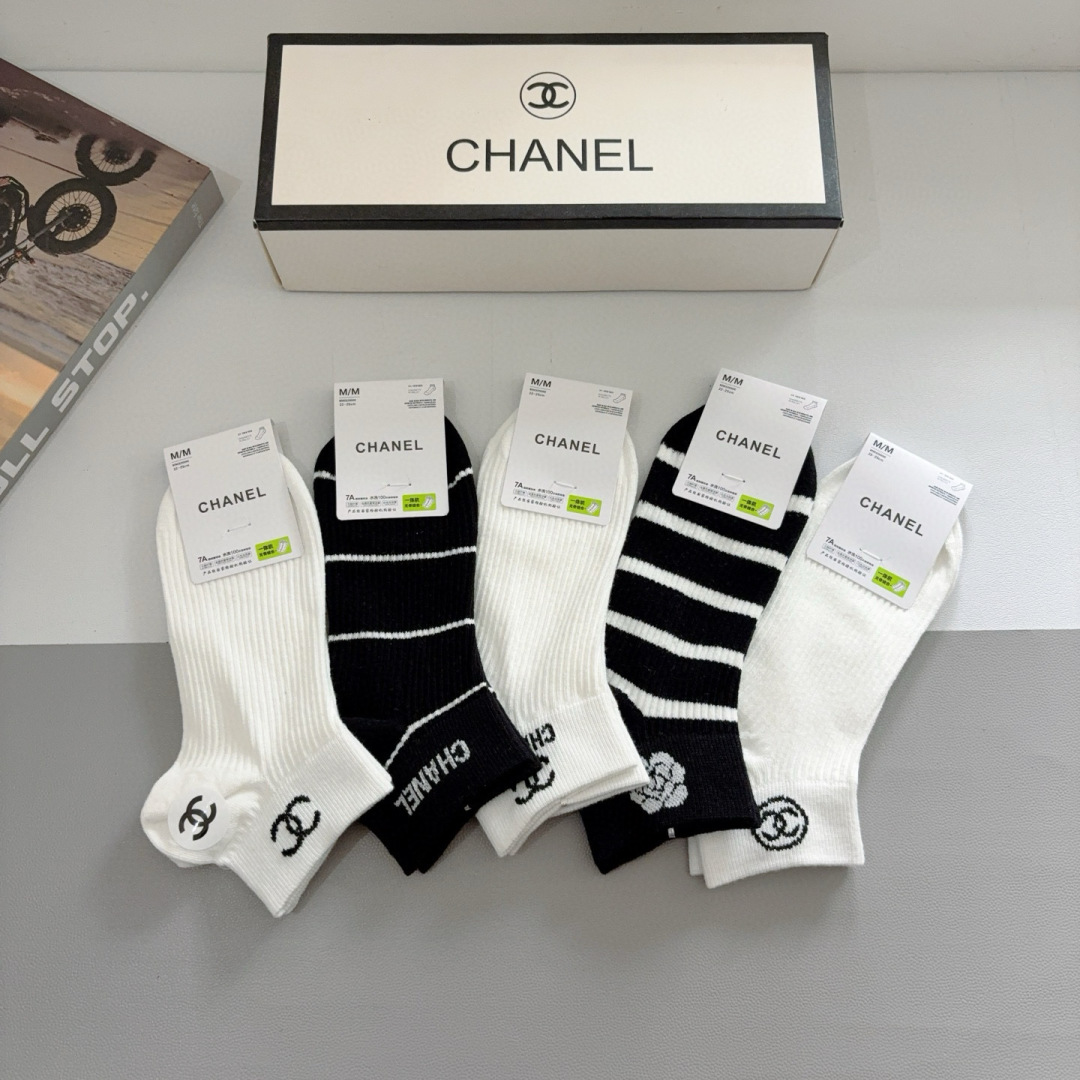 配包装（一盒5双）
CHANEL（香奈儿） 新款高端袜子！爆款字母专柜同步船袜 袜子 💛大牌出街，潮人必