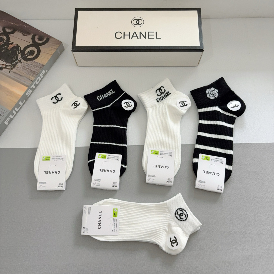 配包装（一盒5双）
CHANEL（香奈儿） 新款高端袜子！爆款字母专柜同步船袜 袜子 💛大牌出街，潮人必