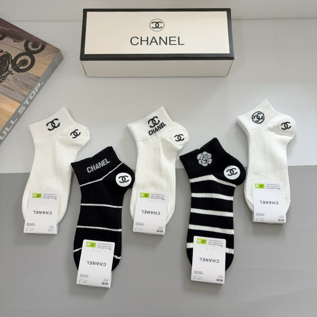 配包装（一盒5双）
CHANEL（香奈儿） 新款高端袜子！爆款字母专柜同步船袜 袜子 💛大牌出街，潮人必