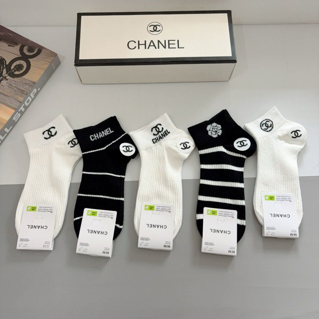 配包装（一盒5双）
CHANEL（香奈儿） 新款高端袜子！爆款字母专柜同步船袜 袜子 💛大牌出街，潮人必