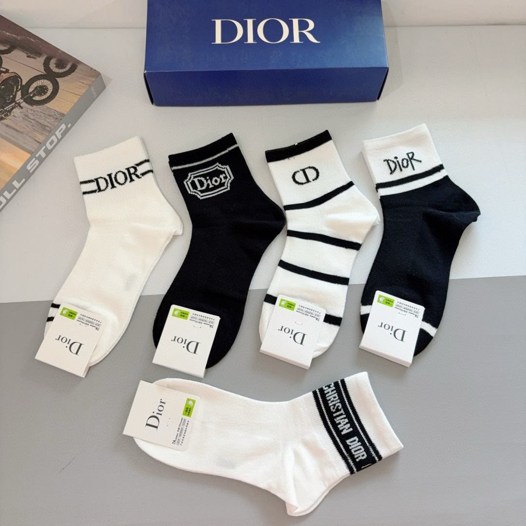 配包装（一盒5双）
Dior 迪奥 新款字母中筒袜子！爆款字母专柜同步中筒袜，💛大牌出街，潮人必备🔥超好
