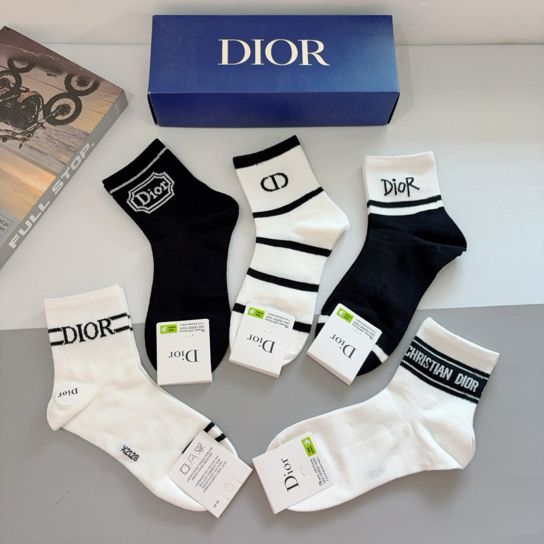 配包装（一盒5双）
Dior 迪奥 新款字母中筒袜子！爆款字母专柜同步中筒袜，💛大牌出街，潮人必备🔥超好