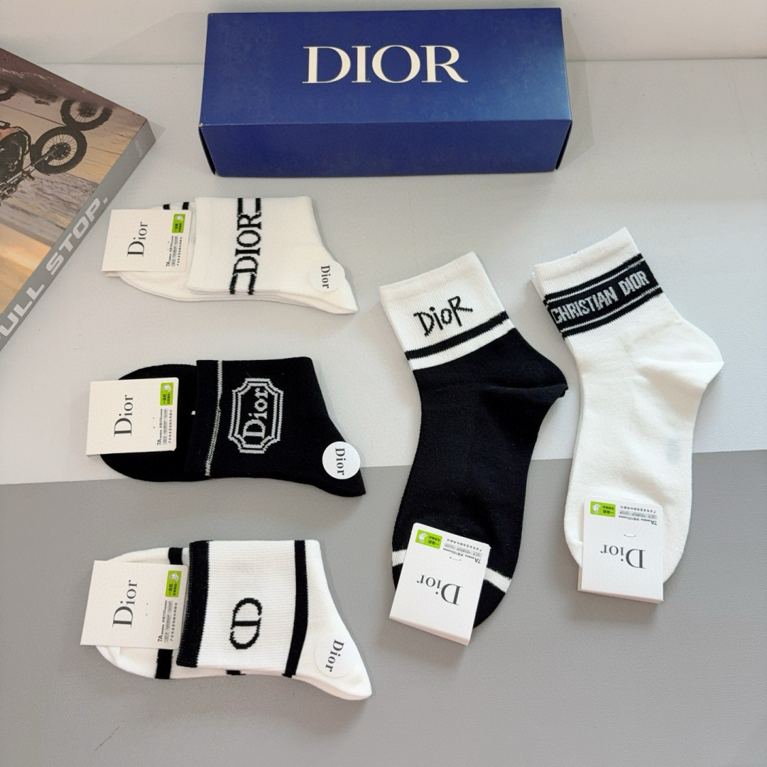 配包装（一盒5双）
Dior 迪奥 新款字母中筒袜子！爆款字母专柜同步中筒袜，💛大牌出街，潮人必备🔥超好