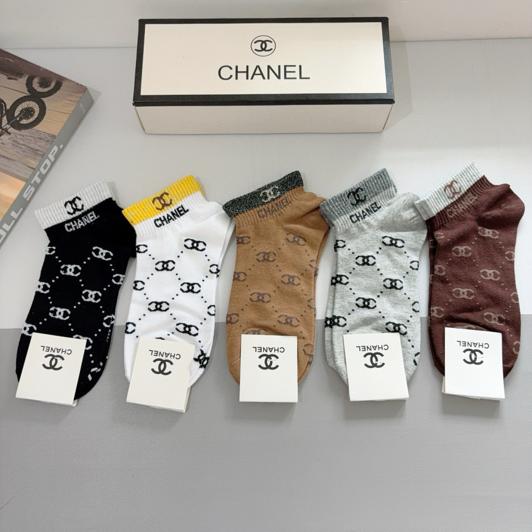 配包装（一盒5双）
CHANEL 香奈儿经典袜子❗️高版本纯棉材质柔软，秒杀市场普通货，经典的双C图案l