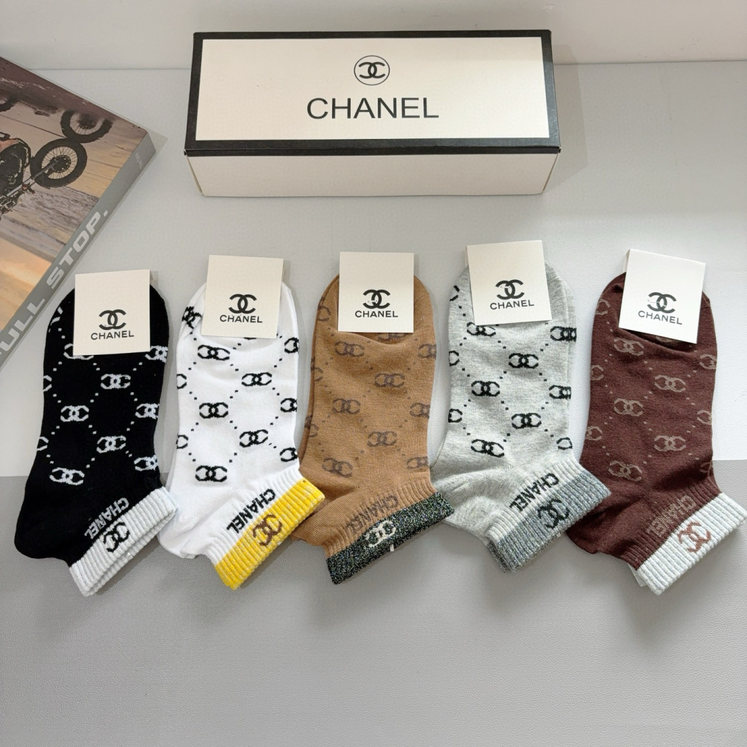 配包装（一盒5双）
CHANEL 香奈儿经典袜子❗️高版本纯棉材质柔软，秒杀市场普通货，经典的双C图案l