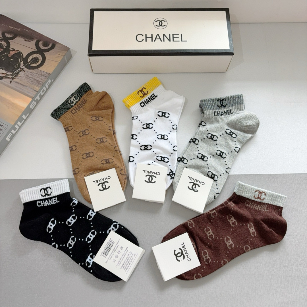 配包装（一盒5双）
CHANEL 香奈儿经典袜子❗️高版本纯棉材质柔软，秒杀市场普通货，经典的双C图案l