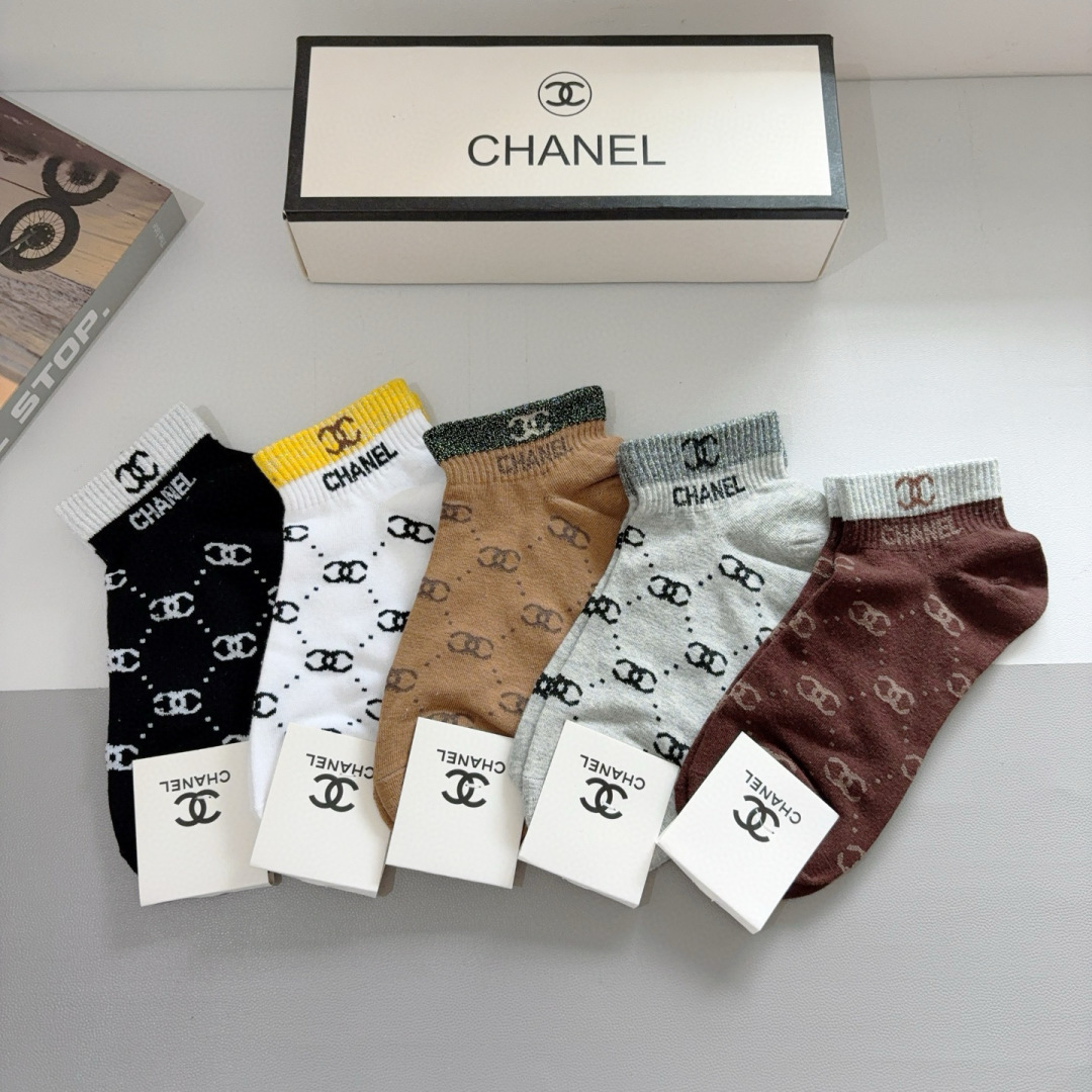 配包装（一盒5双）
CHANEL 香奈儿经典袜子❗️高版本纯棉材质柔软，秒杀市场普通货，经典的双C图案l