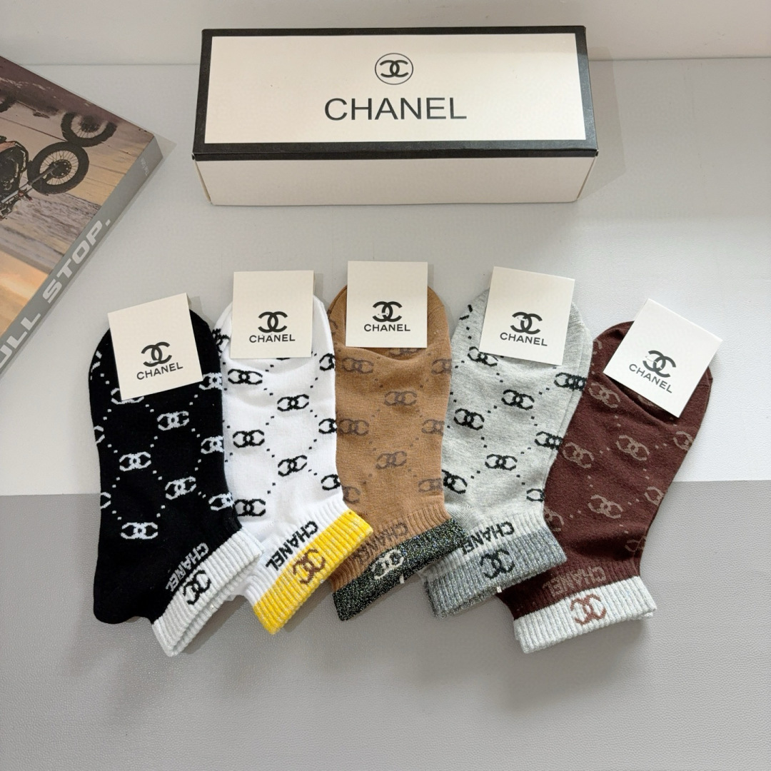 配包装（一盒5双）
CHANEL 香奈儿经典袜子❗️高版本纯棉材质柔软，秒杀市场普通货，经典的双C图案l