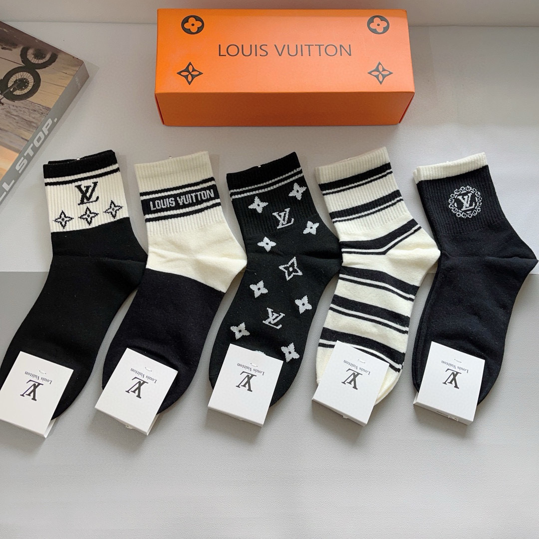 配包装（一盒5双） 
🌟 LV 路易威登 超火中筒袜子，纯棉面料，潮人必备款，经典字母logo中筒袜，个
