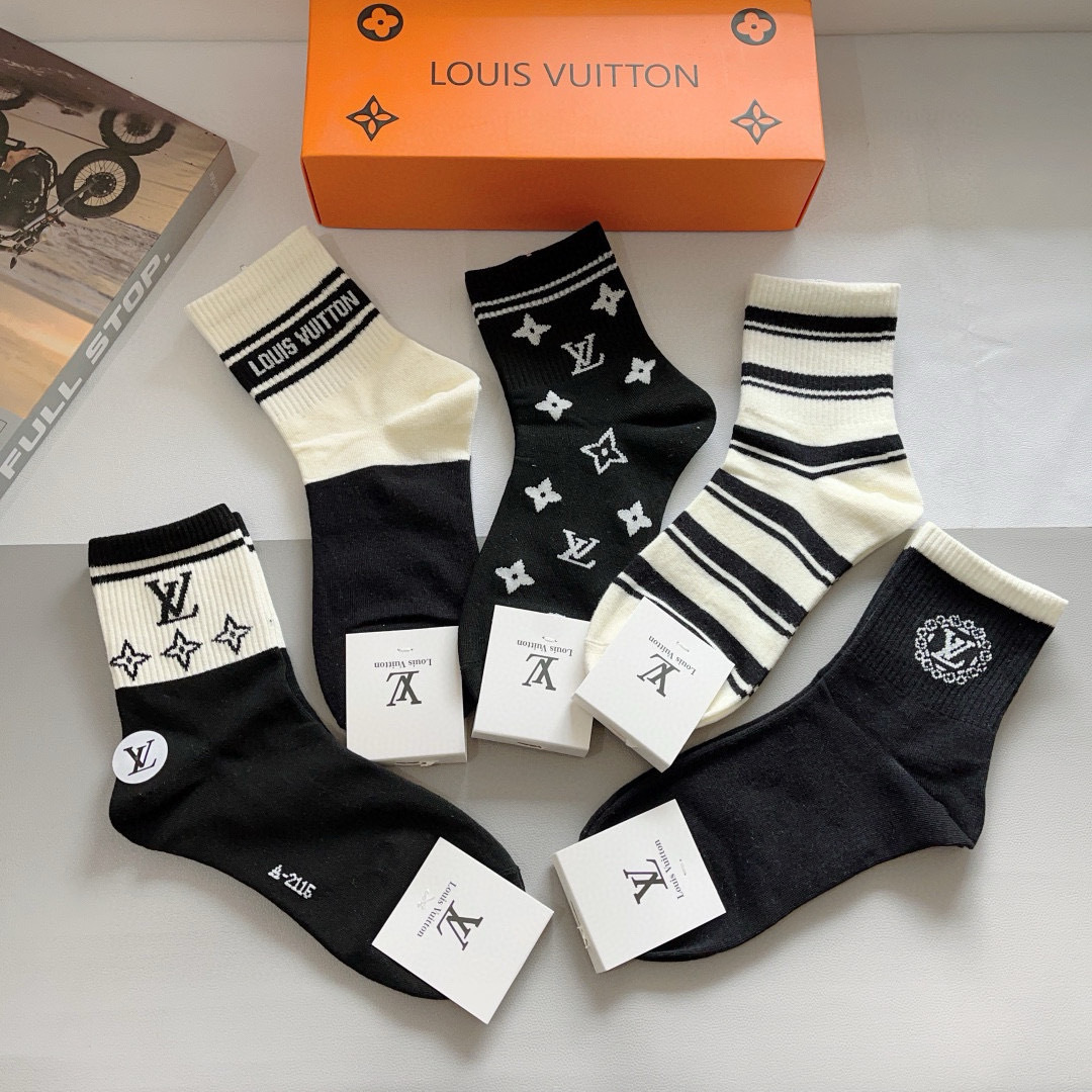 配包装（一盒5双） 
🌟 LV 路易威登 超火中筒袜子，纯棉面料，潮人必备款，经典字母logo中筒袜，个