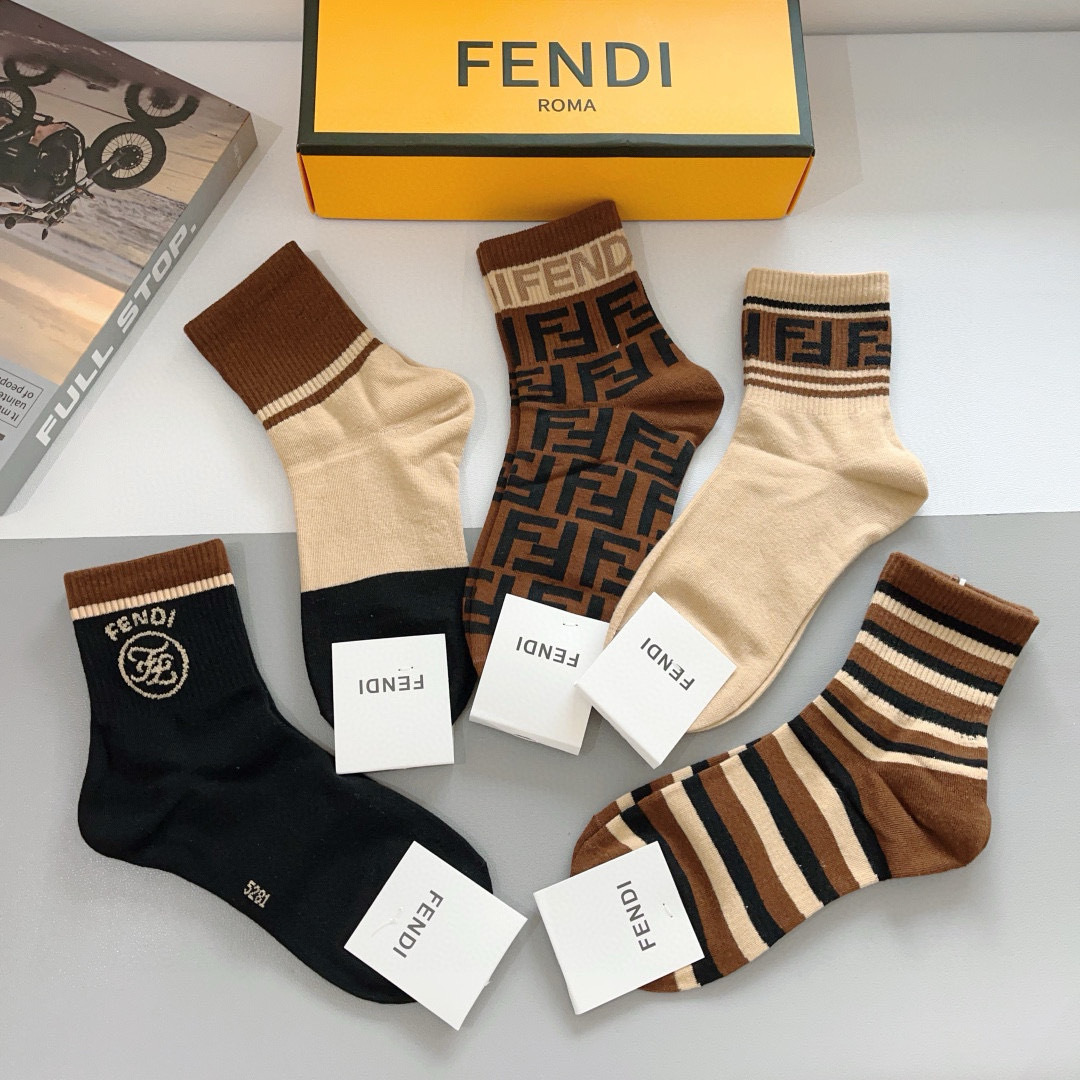 配包装（一盒5双）
FENDI  芬迪  字母双Ｆ爆款中筒袜，纯棉面料， 专柜同款 💓纯棉面料，实用好穿