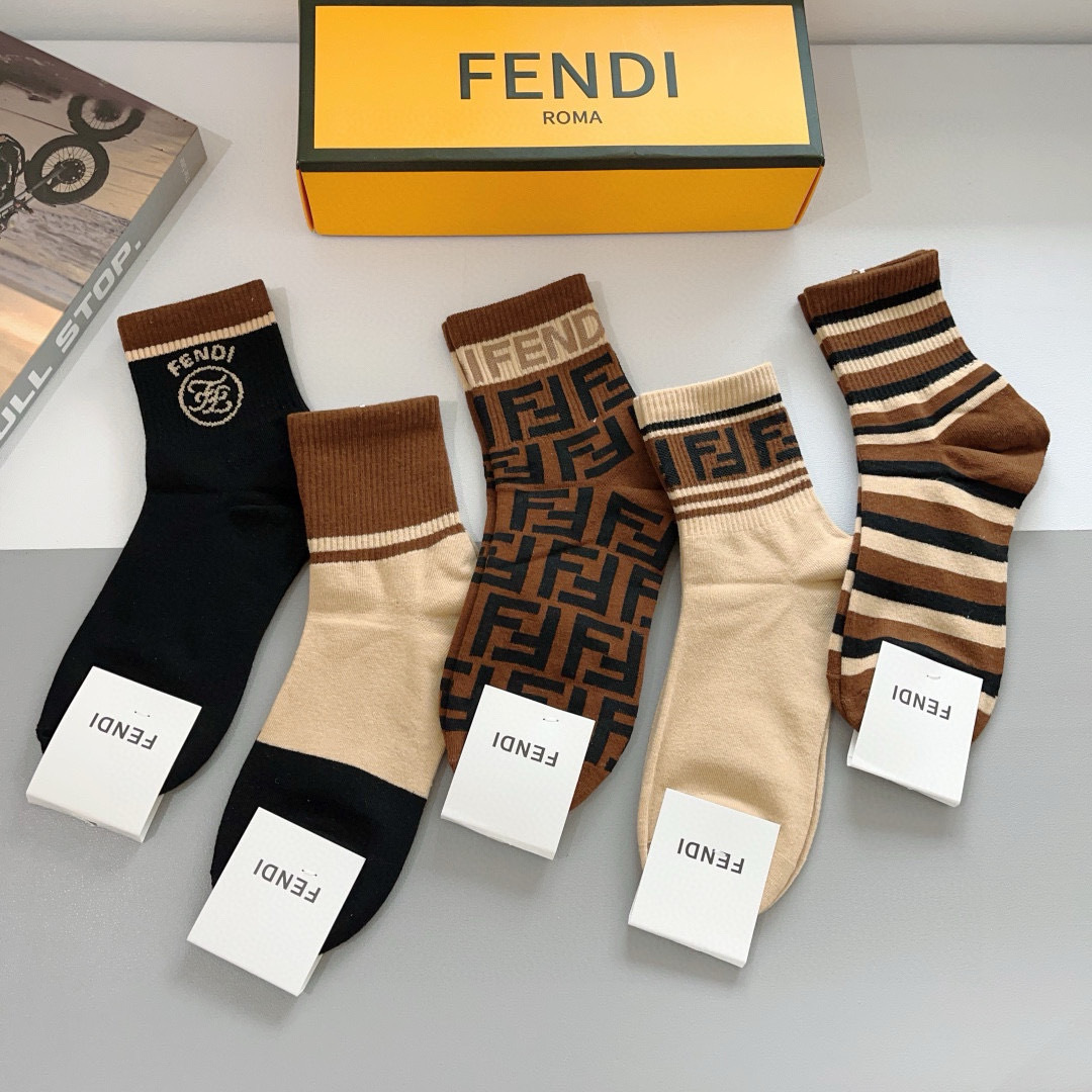 配包装（一盒5双）
FENDI  芬迪  字母双Ｆ爆款中筒袜，纯棉面料， 专柜同款 💓纯棉面料，实用好穿