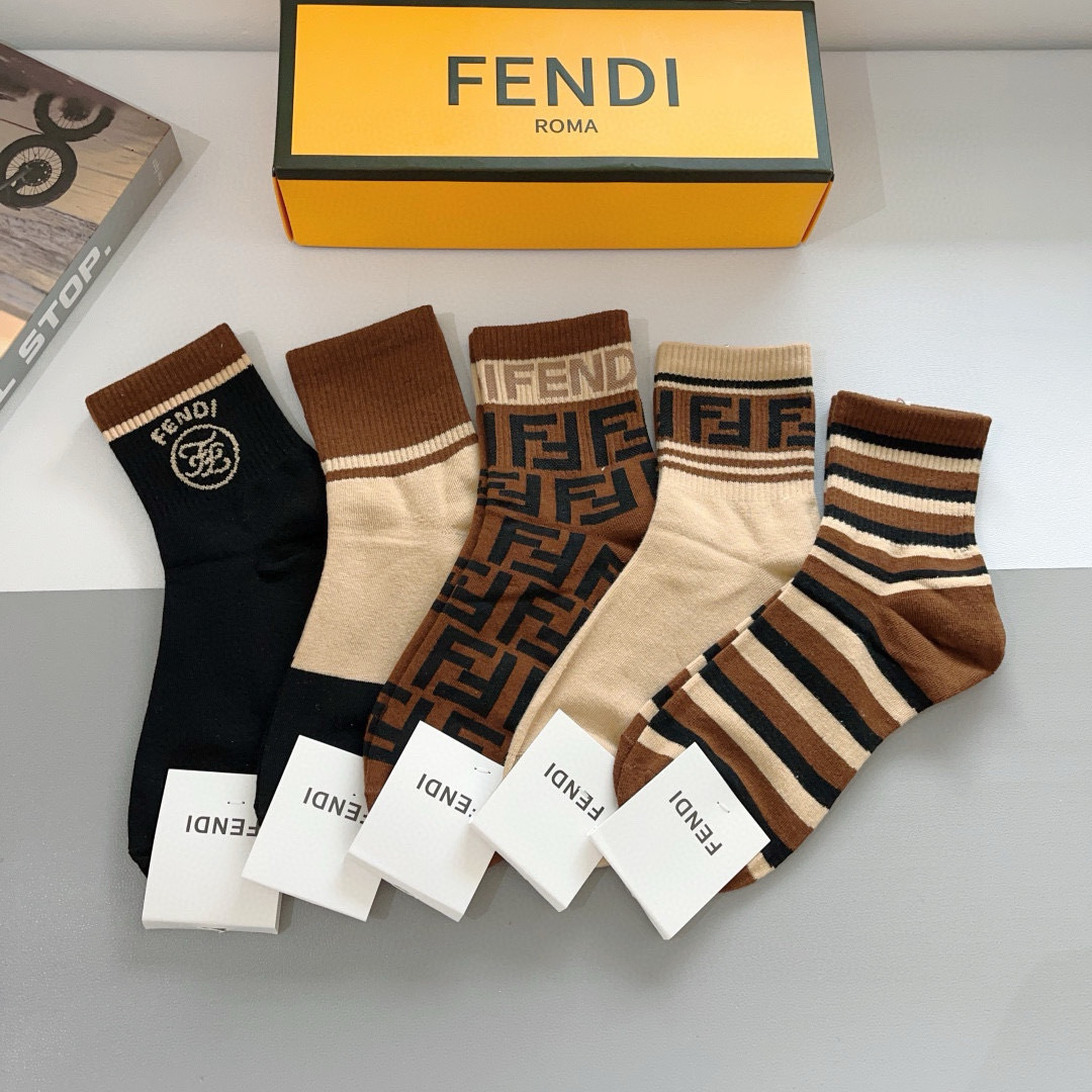 配包装（一盒5双）
FENDI  芬迪  字母双Ｆ爆款中筒袜，纯棉面料， 专柜同款 💓纯棉面料，实用好穿