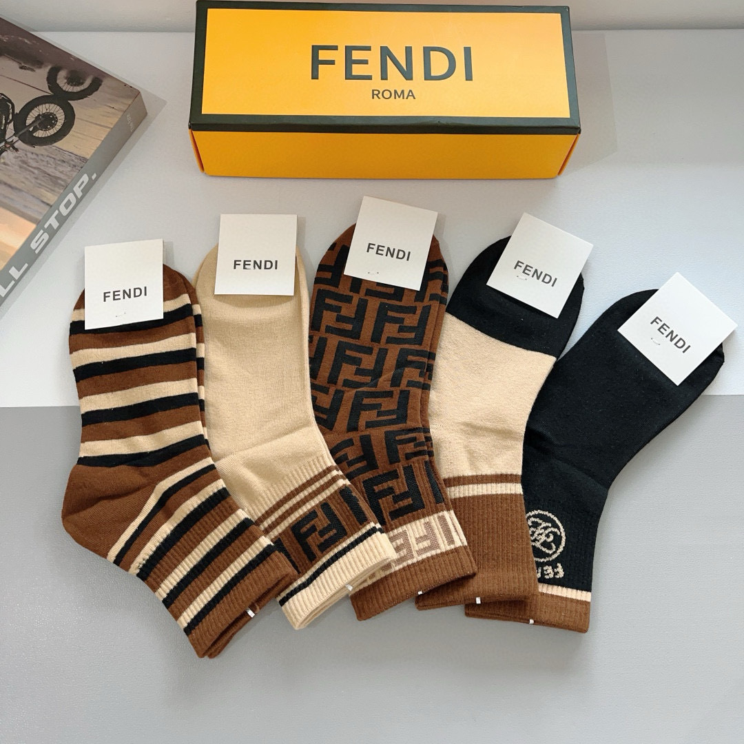配包装（一盒5双）
FENDI  芬迪  字母双Ｆ爆款中筒袜，纯棉面料， 专柜同款 💓纯棉面料，实用好穿