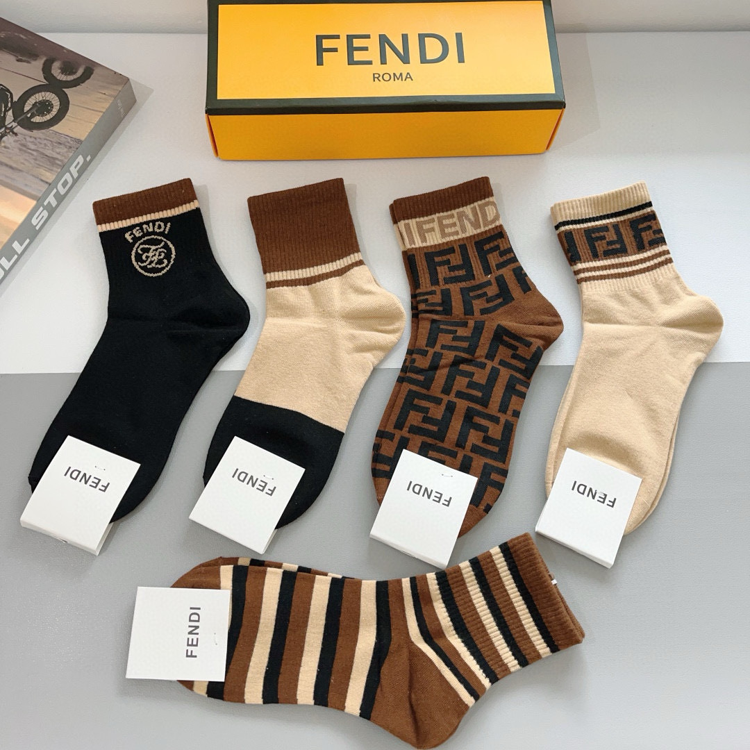配包装（一盒5双）
FENDI  芬迪  字母双Ｆ爆款中筒袜，纯棉面料， 专柜同款 💓纯棉面料，实用好穿