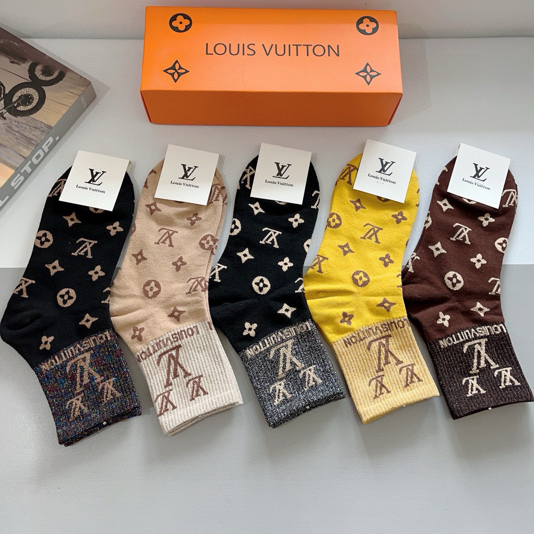 配包装（一盒5双）
 🌟 LV 路易威登 超火爆小单品，竹棉面料，潮人必备 爆款，经典字母logo中筒袜
