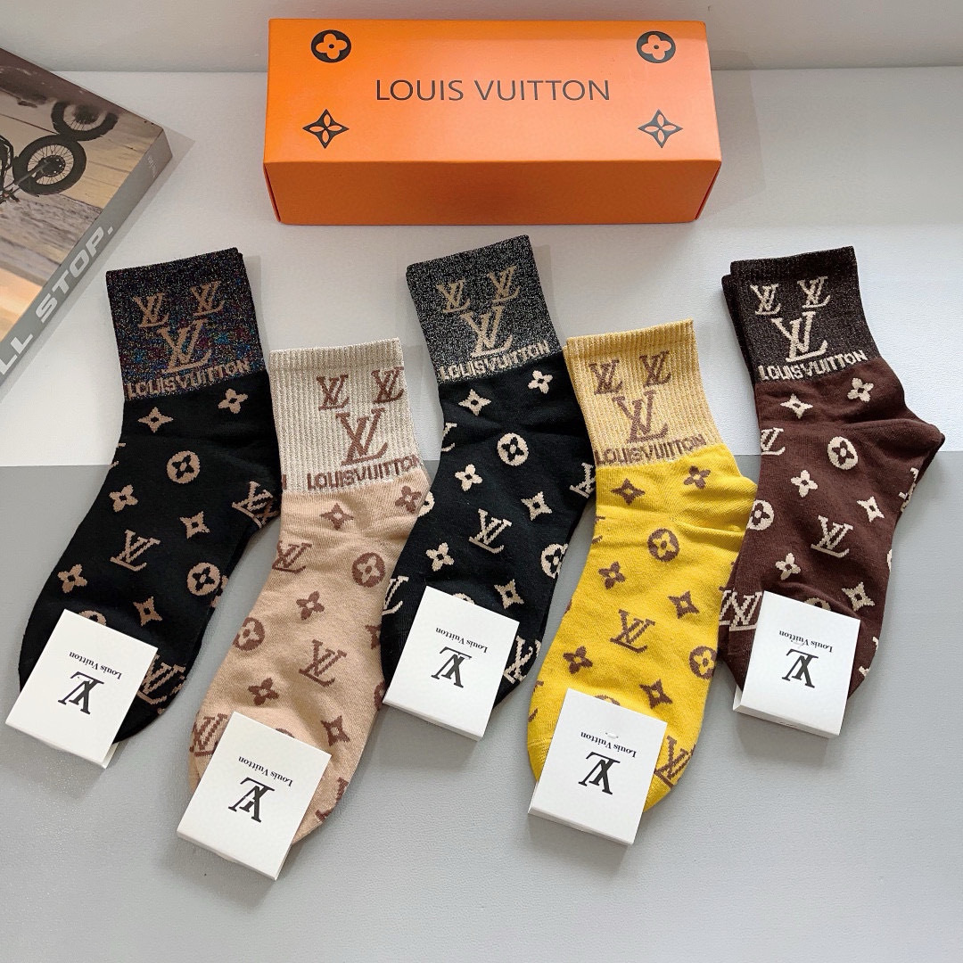 配包装（一盒5双）
 🌟 LV 路易威登 超火爆小单品，竹棉面料，潮人必备 爆款，经典字母logo中筒袜