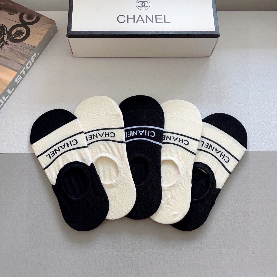 配包装（一盒5双）
CHANEL 香奈儿经典船袜、高版本纯棉材质柔软，秒杀市场普通货，经典的双C图案lo