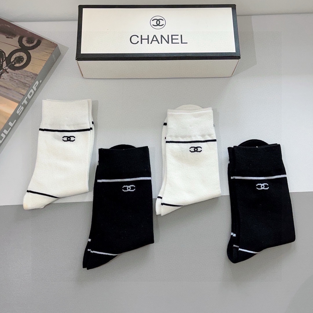 配包装（一盒4双）
CHANEL 香奈儿经典袜子❗️高版本纯棉材质柔软，秒杀市场普通货，经典的双C图案l