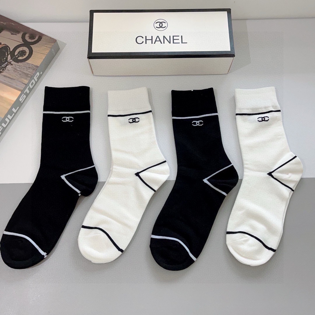 配包装（一盒4双）
CHANEL 香奈儿经典袜子❗️高版本纯棉材质柔软，秒杀市场普通货，经典的双C图案l