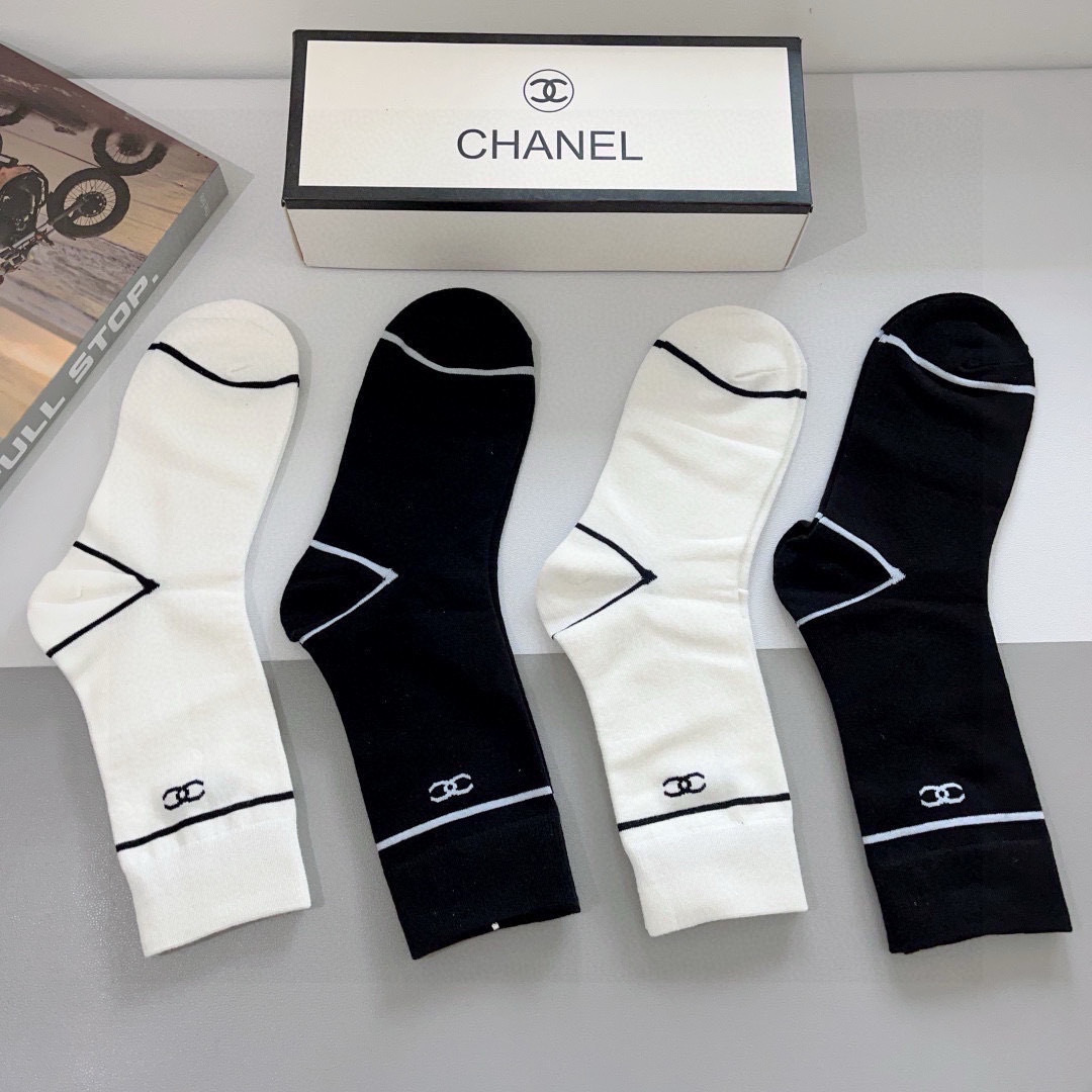 配包装（一盒4双）
CHANEL 香奈儿经典袜子❗️高版本纯棉材质柔软，秒杀市场普通货，经典的双C图案l