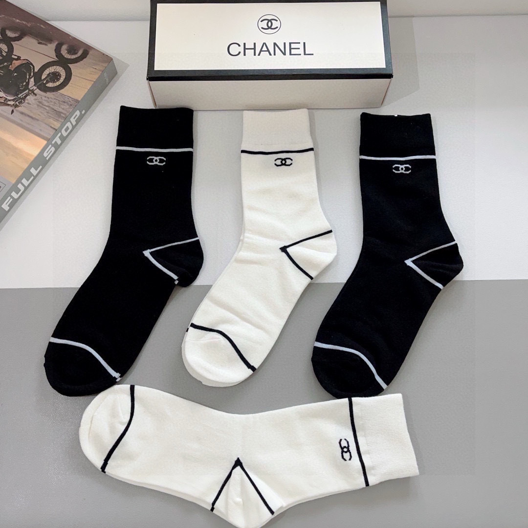 配包装（一盒4双）
CHANEL 香奈儿经典袜子❗️高版本纯棉材质柔软，秒杀市场普通货，经典的双C图案l