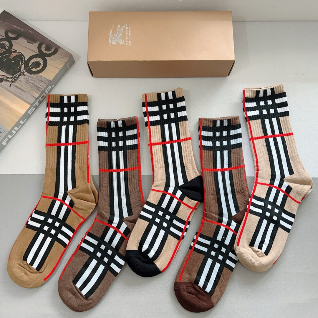 配包装（一盒5双）
🌟Burberry 巴宝莉 超火爆小单品，男女通用袜子，纯棉面料，潮人必备  爆款格