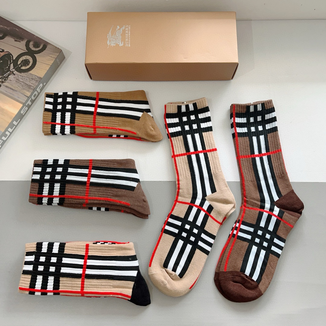 配包装（一盒5双）
🌟Burberry 巴宝莉 超火爆小单品，男女通用袜子，纯棉面料，潮人必备  爆款格