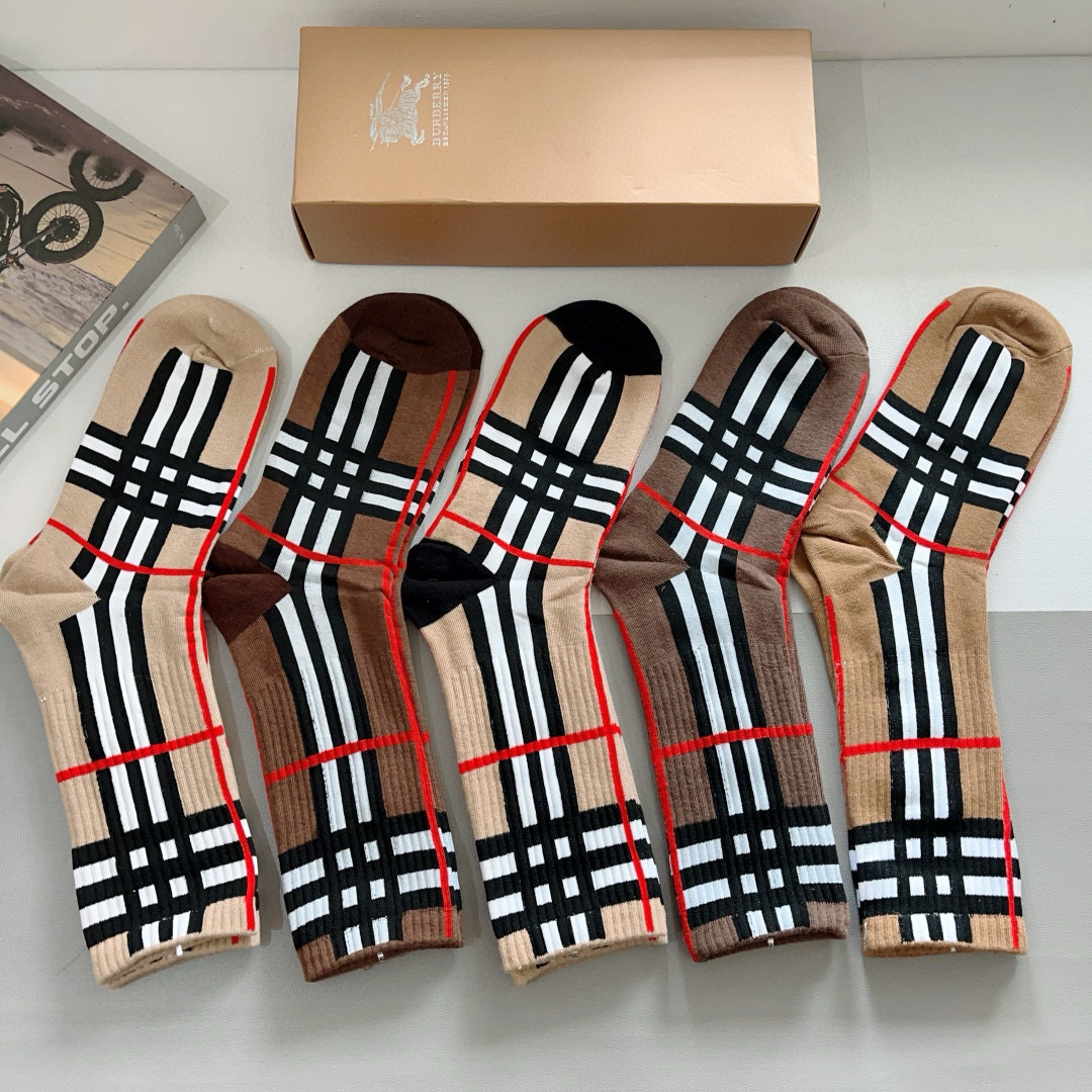 配包装（一盒5双）
🌟Burberry 巴宝莉 超火爆小单品，男女通用袜子，纯棉面料，潮人必备  爆款格