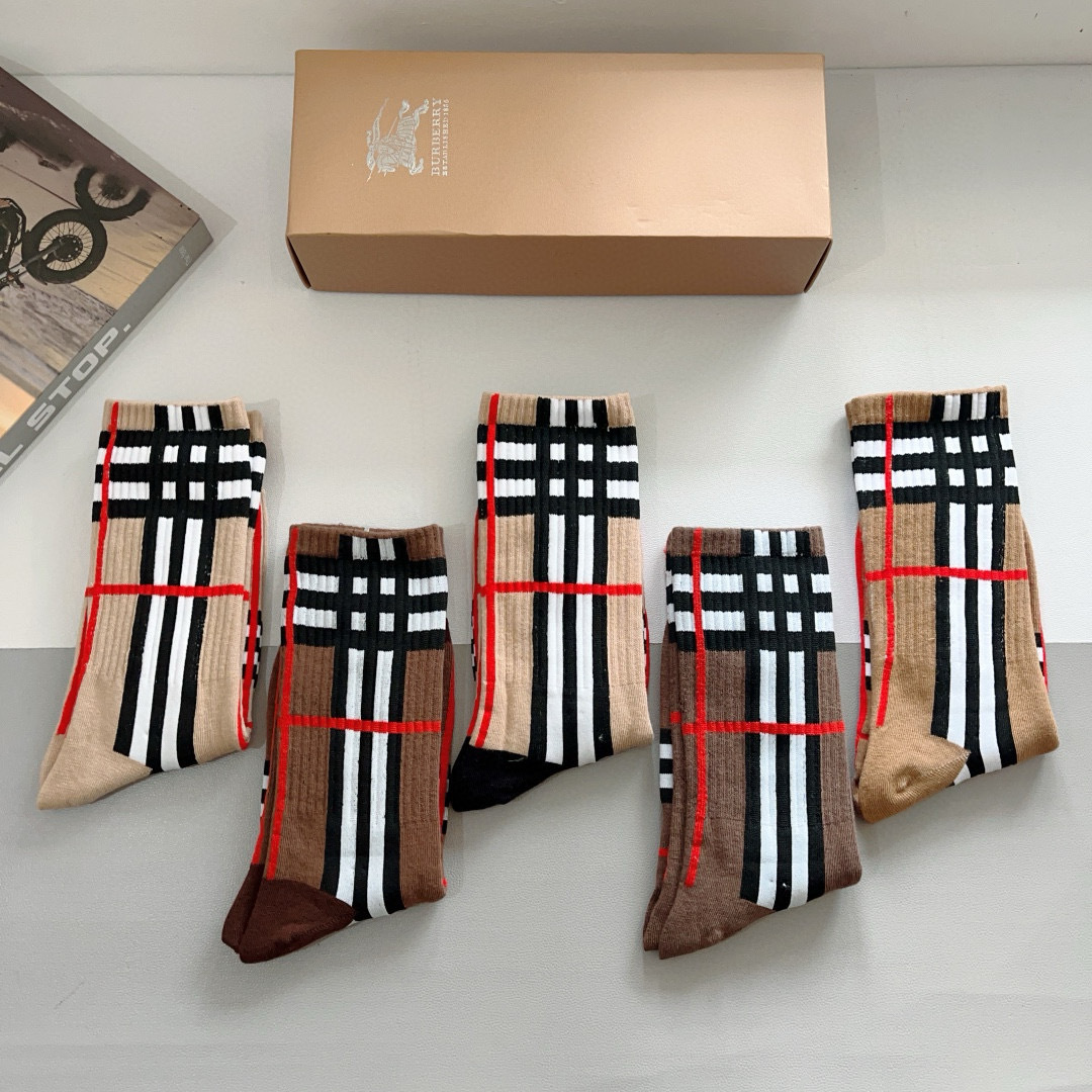 配包装（一盒5双）
🌟Burberry 巴宝莉 超火爆小单品，男女通用袜子，纯棉面料，潮人必备  爆款格