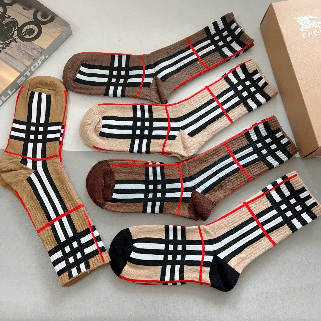 配包装（一盒5双）
🌟Burberry 巴宝莉 超火爆小单品，男女通用袜子，纯棉面料，潮人必备  爆款格