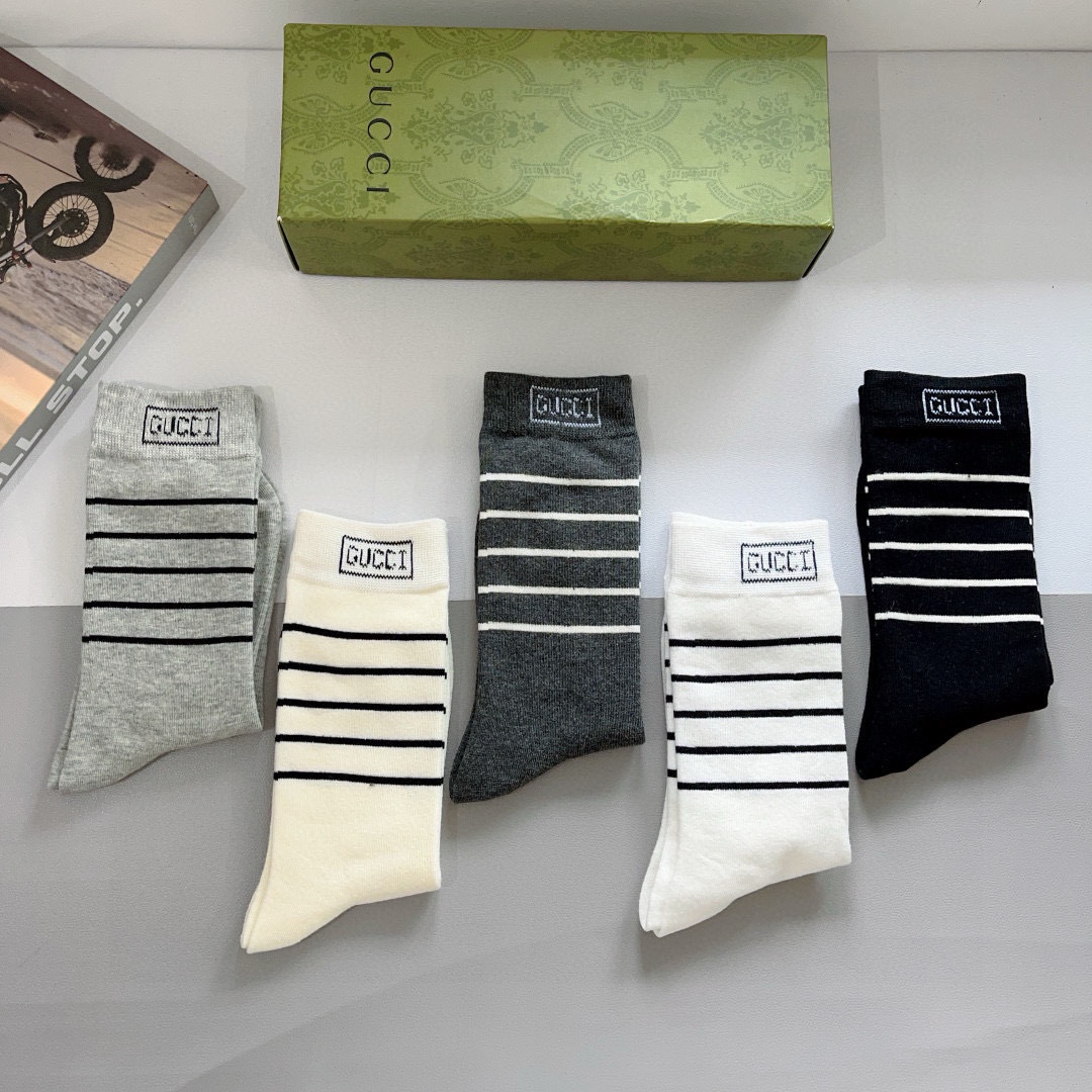 配包装（一盒5双）
 Gucci 古奇 新款长筒袜子，纯棉面料，潮人必备 ，Gucci 爆款，经典双G，