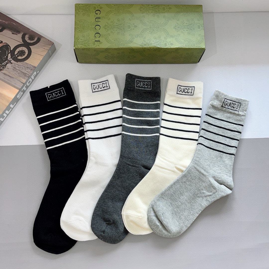 配包装（一盒5双）
 Gucci 古奇 新款长筒袜子，纯棉面料，潮人必备 ，Gucci 爆款，经典双G，