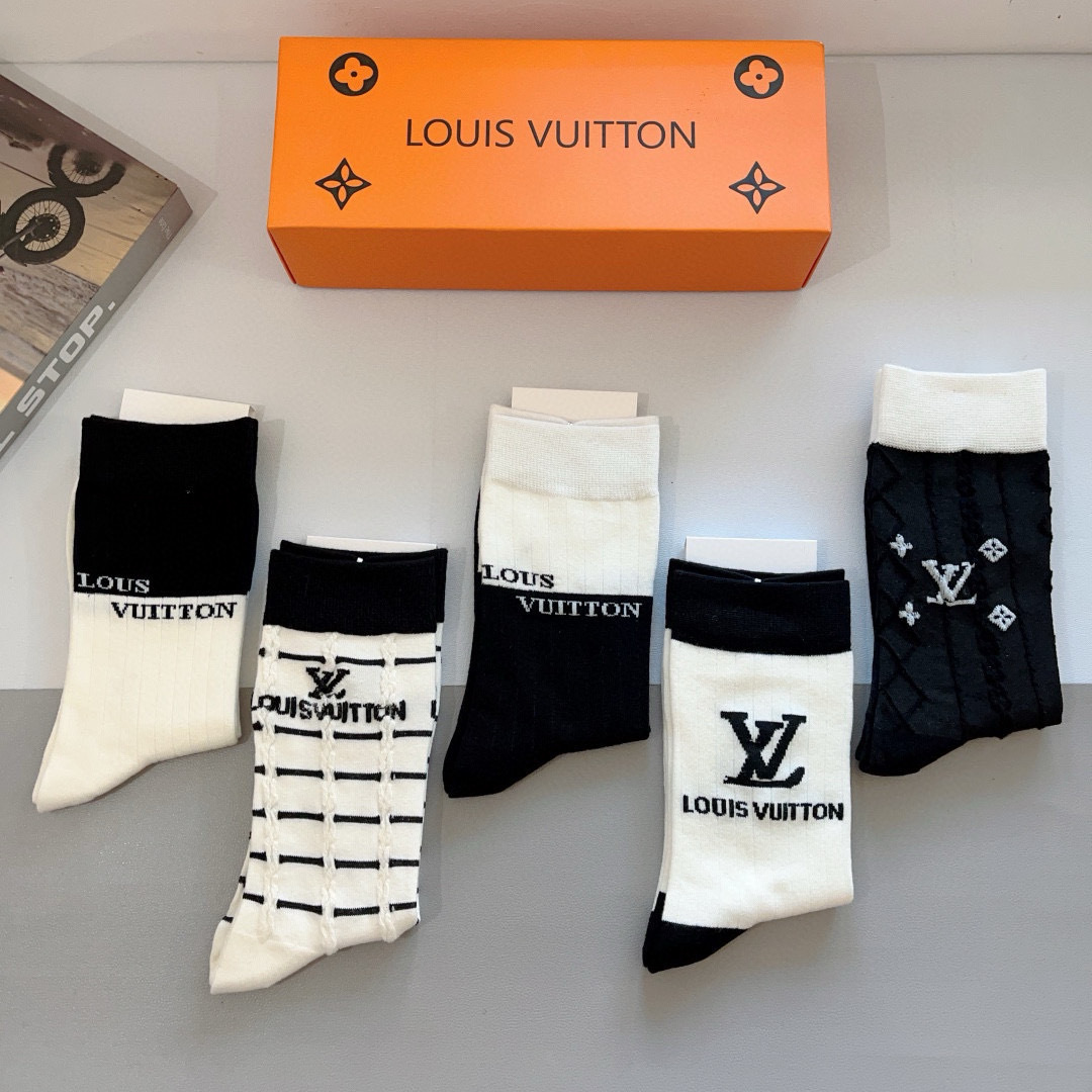 配包装（一盒5双）
 🌟 LV 路易威登 超火爆小单品，竹棉面料，潮人必备 爆款，经典字母logo中筒袜