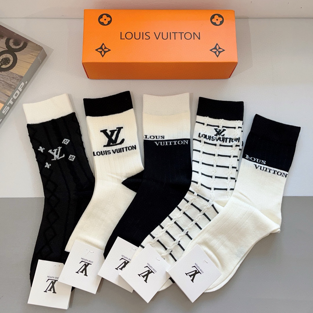 配包装（一盒5双）
 🌟 LV 路易威登 超火爆小单品，竹棉面料，潮人必备 爆款，经典字母logo中筒袜