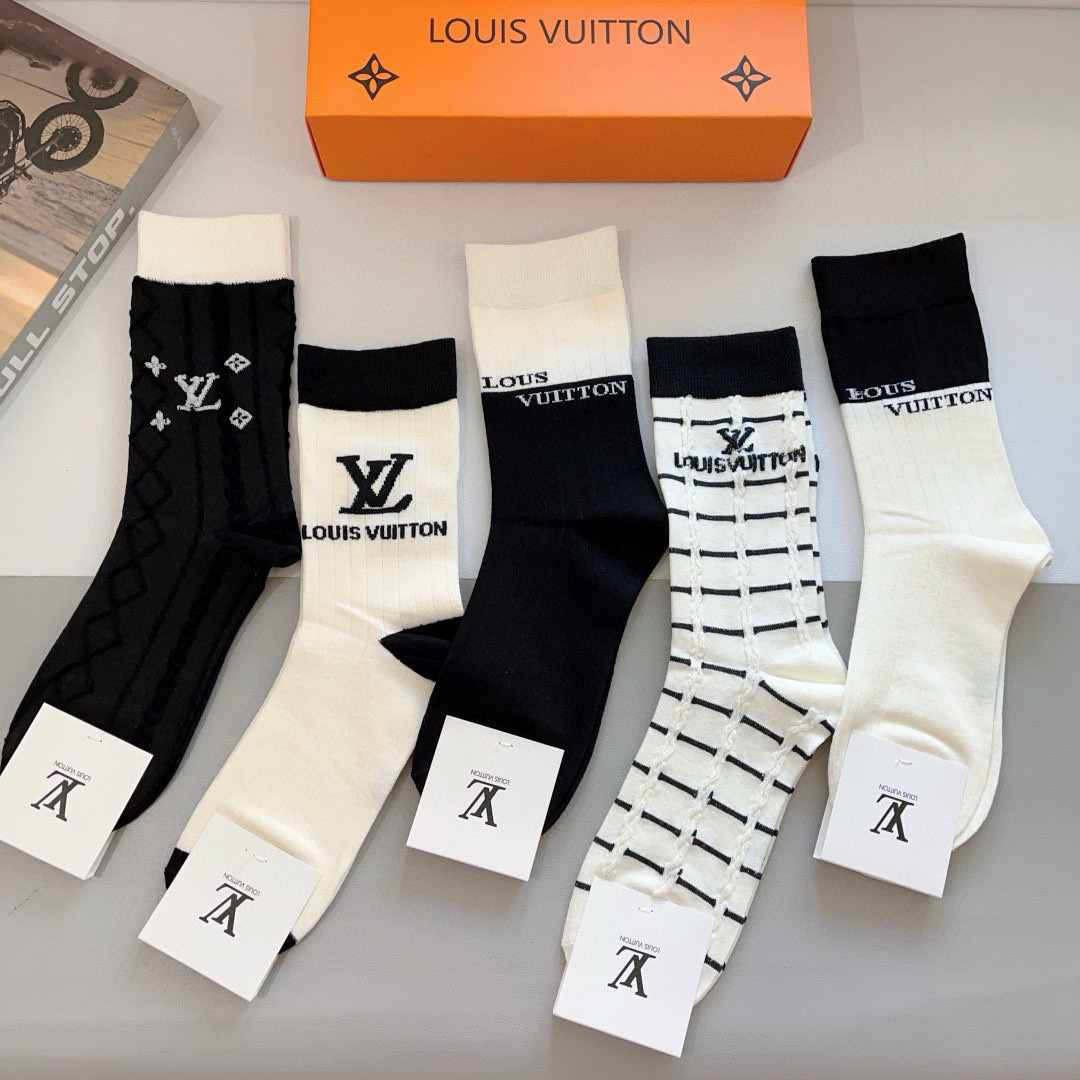 配包装（一盒5双）
 🌟 LV 路易威登 超火爆小单品，竹棉面料，潮人必备 爆款，经典字母logo中筒袜